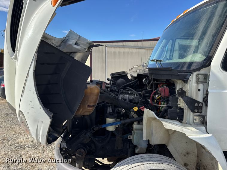 image for item DW6678 2010 International 4300 truck cab and chassis