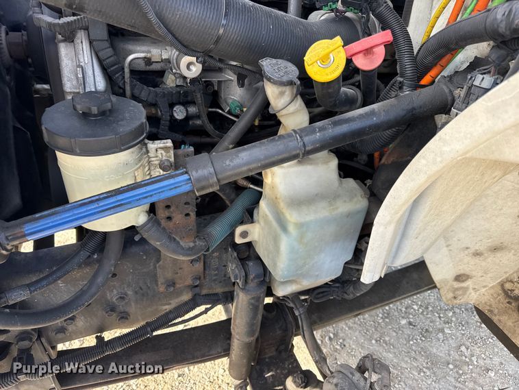 image for item DW6678 2010 International 4300 truck cab and chassis