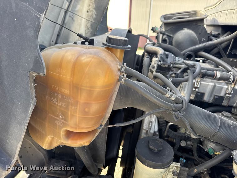 image for item DW6678 2010 International 4300 truck cab and chassis