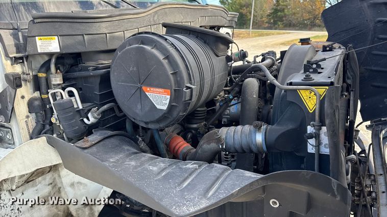 image for item DW6678 2010 International 4300 truck cab and chassis