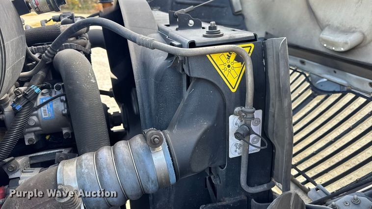 image for item DW6678 2010 International 4300 truck cab and chassis