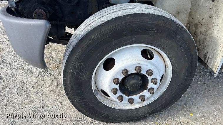 image for item DW6678 2010 International 4300 truck cab and chassis