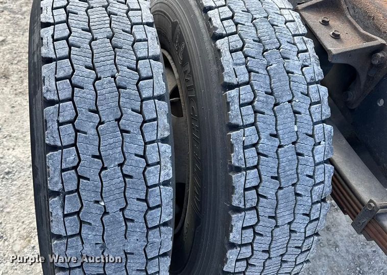 image for item DW6678 2010 International 4300 truck cab and chassis