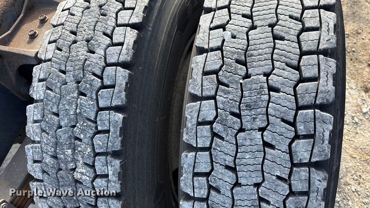 image for item DW6678 2010 International 4300 truck cab and chassis