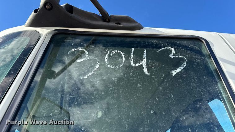 image for item DW6678 2010 International 4300 truck cab and chassis