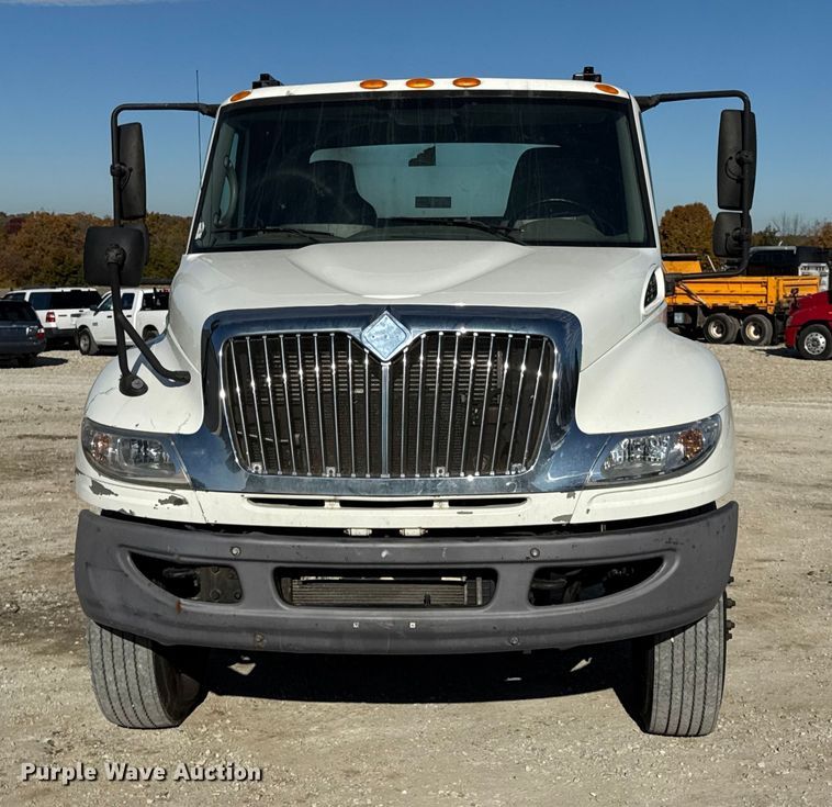 image for item DW6679 2010 International 4300 truck cab and chassis