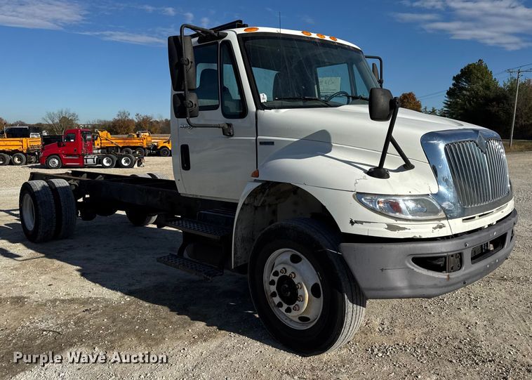 image for item DW6679 2010 International 4300 truck cab and chassis