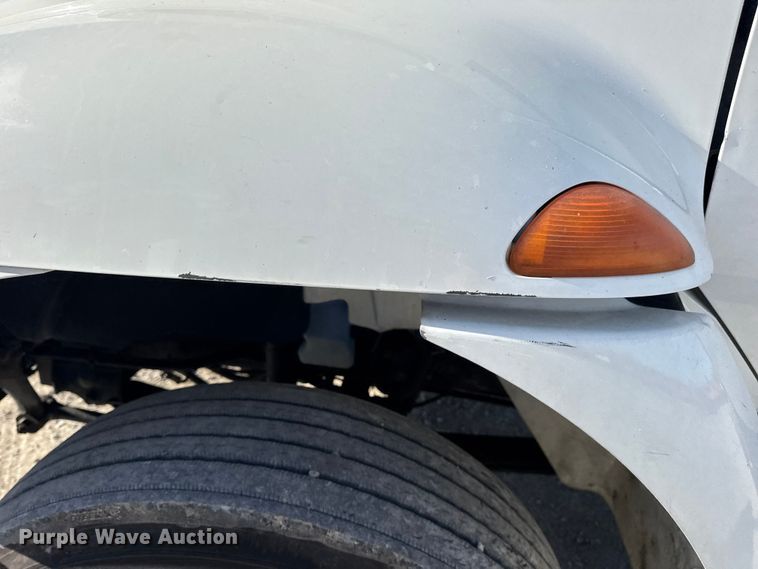 image for item DW6679 2010 International 4300 truck cab and chassis