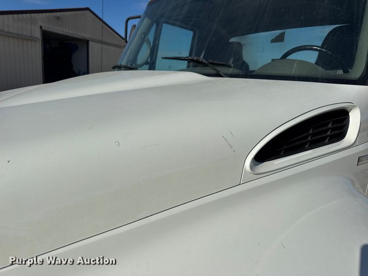 image for item DW6679 2010 International 4300 truck cab and chassis