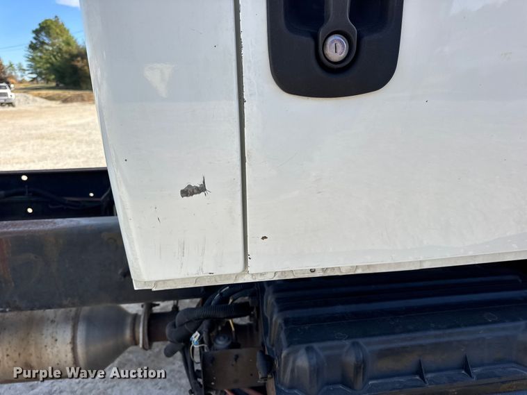 image for item DW6679 2010 International 4300 truck cab and chassis