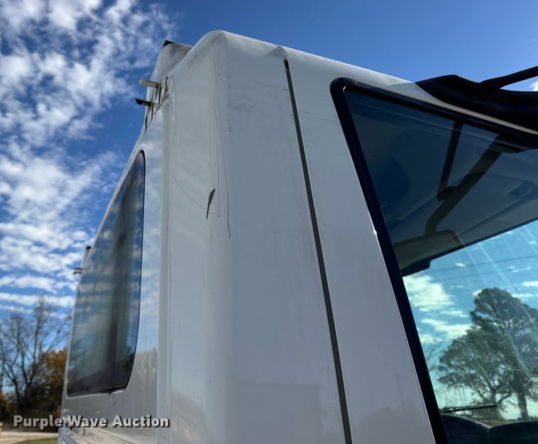 image for item DW6679 2010 International 4300 truck cab and chassis