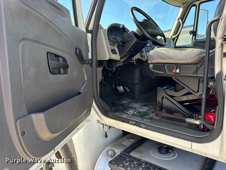 image for item DW6679 2010 International 4300 truck cab and chassis