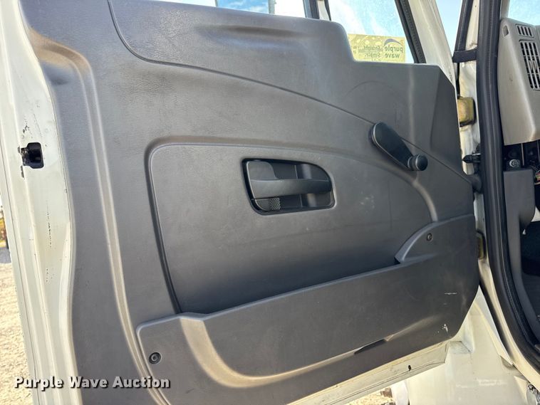 image for item DW6679 2010 International 4300 truck cab and chassis