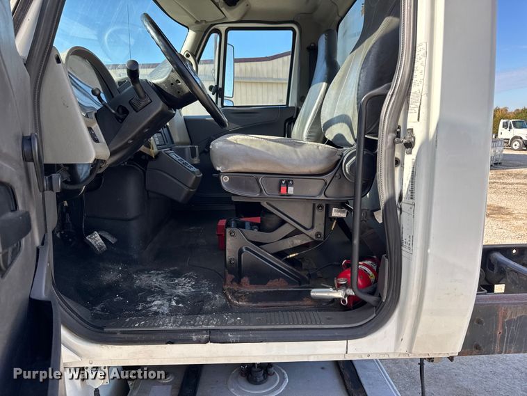 image for item DW6679 2010 International 4300 truck cab and chassis