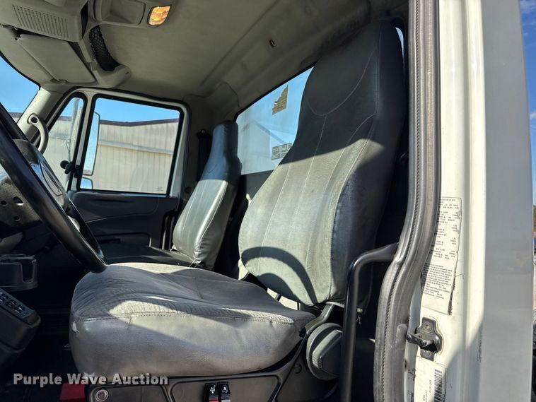 image for item DW6679 2010 International 4300 truck cab and chassis