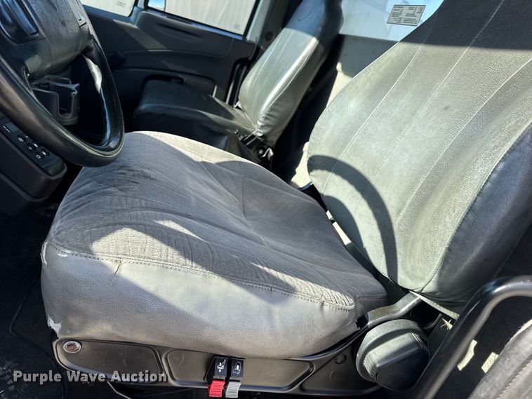 image for item DW6679 2010 International 4300 truck cab and chassis