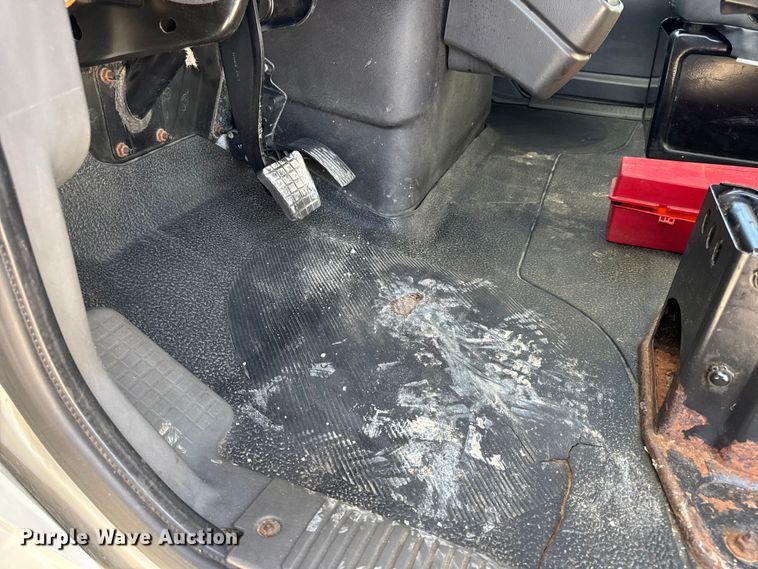 image for item DW6679 2010 International 4300 truck cab and chassis