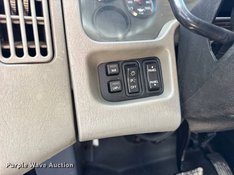 image for item DW6679 2010 International 4300 truck cab and chassis