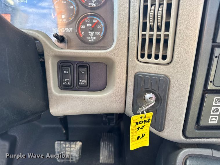 image for item DW6679 2010 International 4300 truck cab and chassis