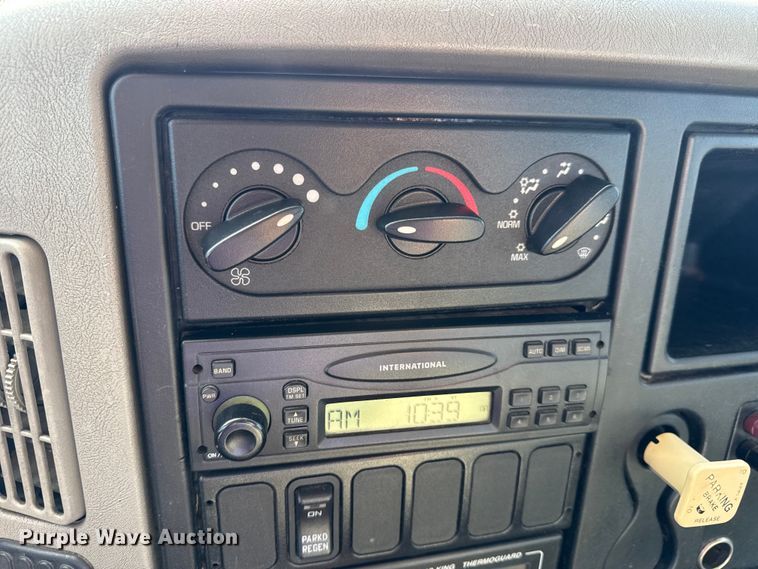 image for item DW6679 2010 International 4300 truck cab and chassis