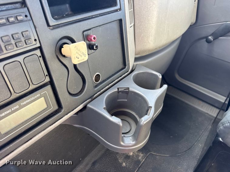 image for item DW6679 2010 International 4300 truck cab and chassis