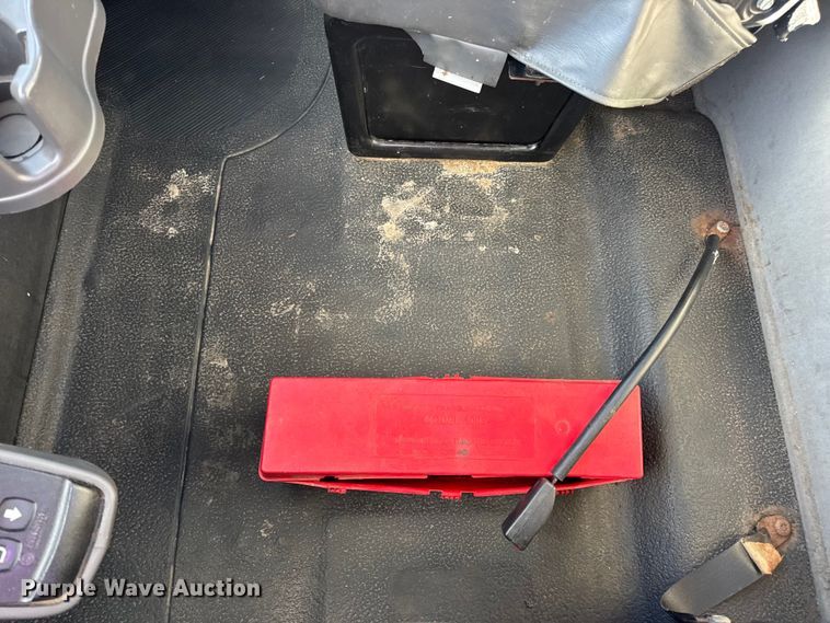 image for item DW6679 2010 International 4300 truck cab and chassis