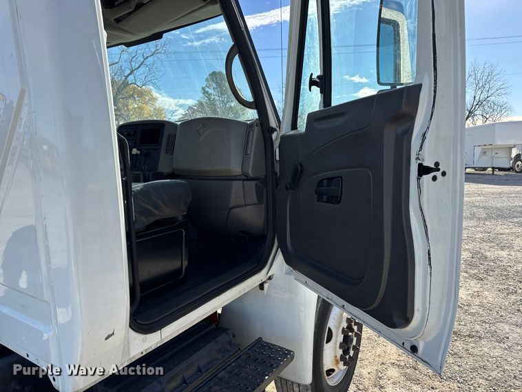 image for item DW6679 2010 International 4300 truck cab and chassis