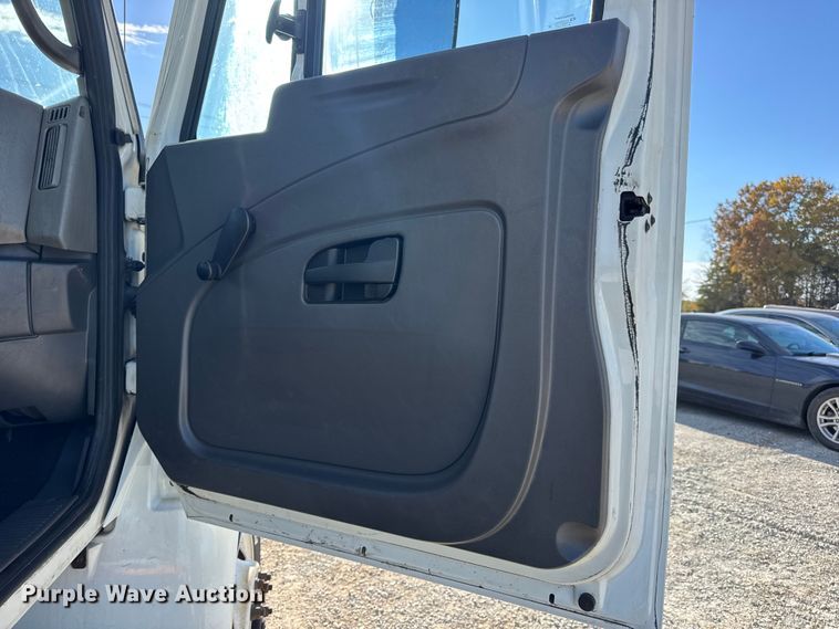 image for item DW6679 2010 International 4300 truck cab and chassis