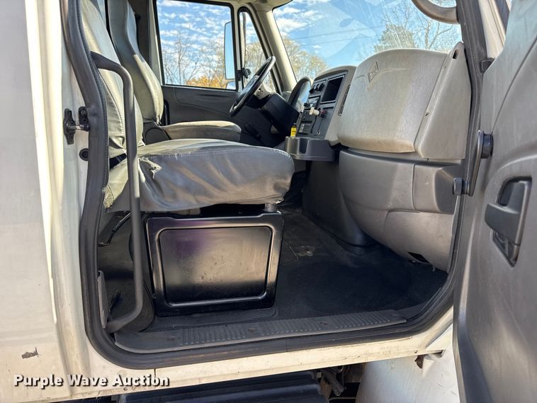 image for item DW6679 2010 International 4300 truck cab and chassis