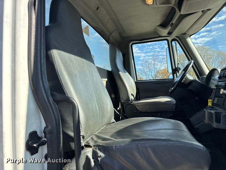 image for item DW6679 2010 International 4300 truck cab and chassis