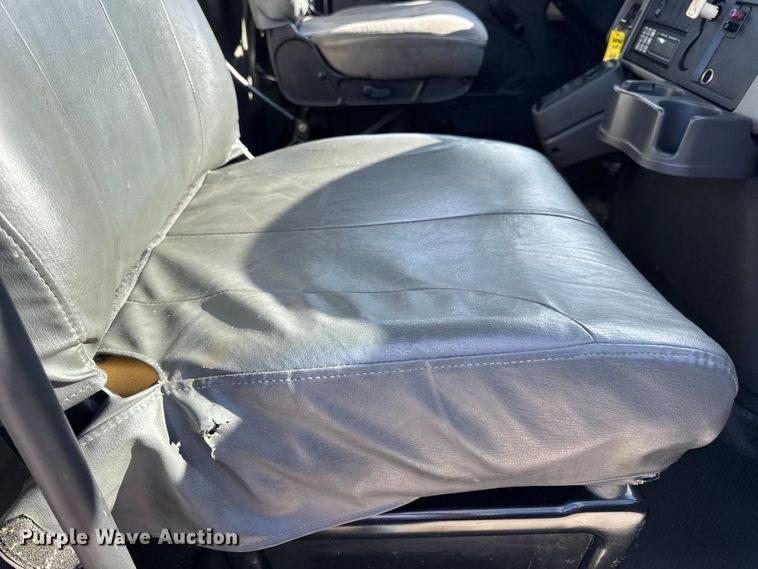 image for item DW6679 2010 International 4300 truck cab and chassis