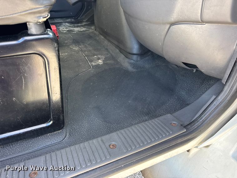 image for item DW6679 2010 International 4300 truck cab and chassis