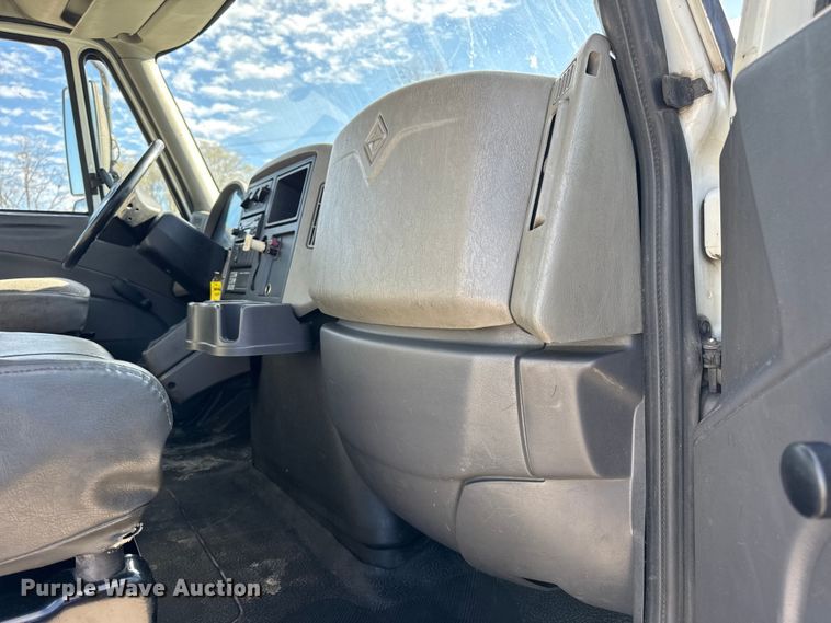 image for item DW6679 2010 International 4300 truck cab and chassis