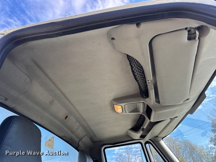 image for item DW6679 2010 International 4300 truck cab and chassis