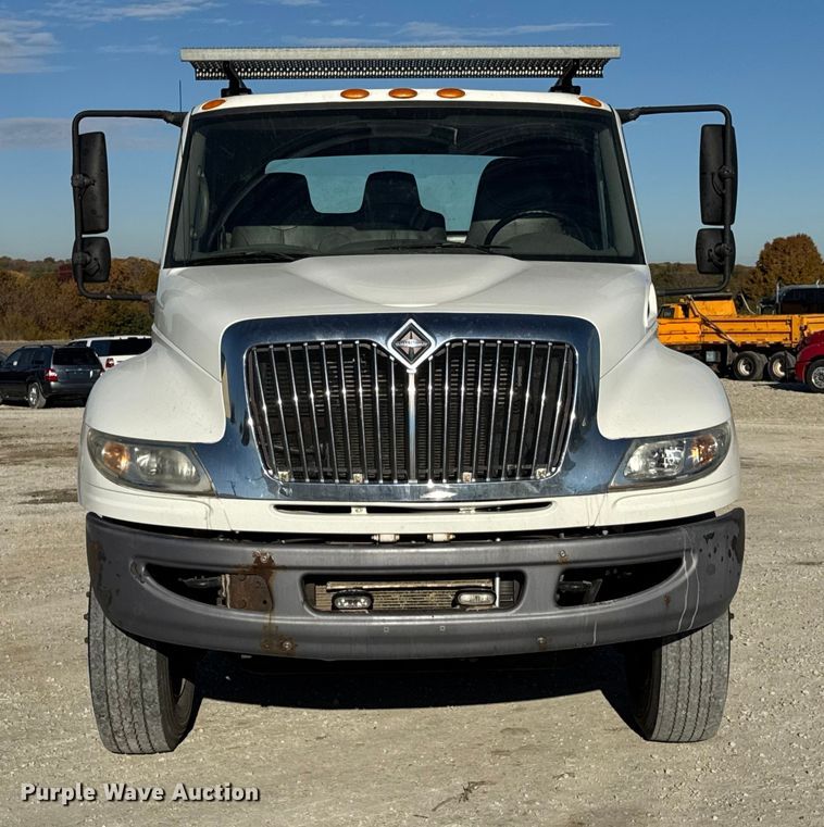 image for item DW6680 2010 International 4400 DuraStar truck cab and chassis