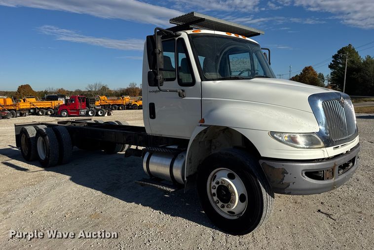 image for item DW6680 2010 International 4400 DuraStar truck cab and chassis