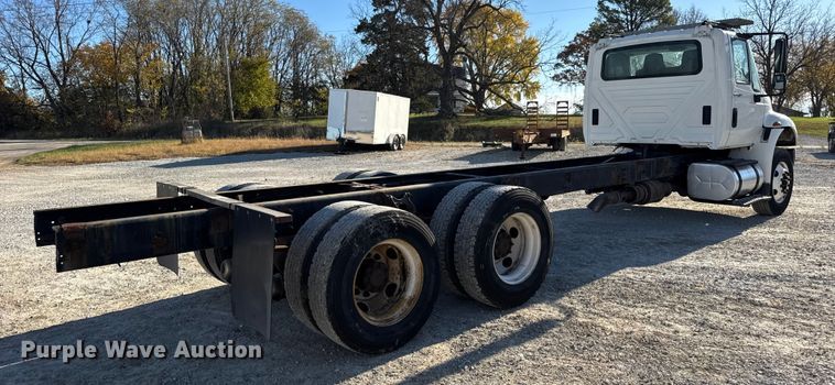 image for item DW6680 2010 International 4400 DuraStar truck cab and chassis