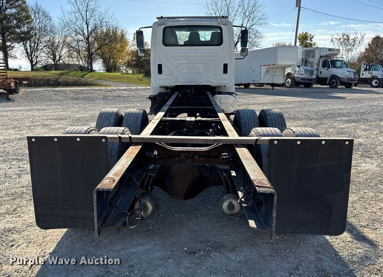 image for item DW6680 2010 International 4400 DuraStar truck cab and chassis