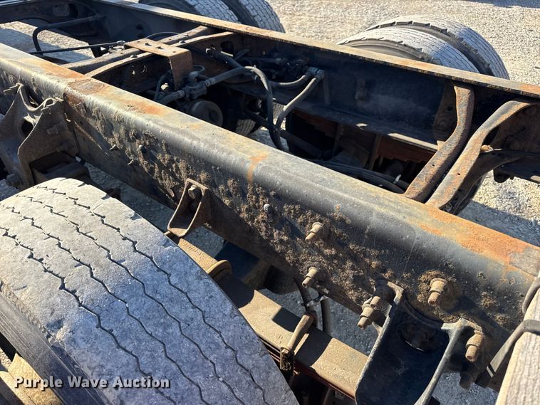 image for item DW6680 2010 International 4400 DuraStar truck cab and chassis