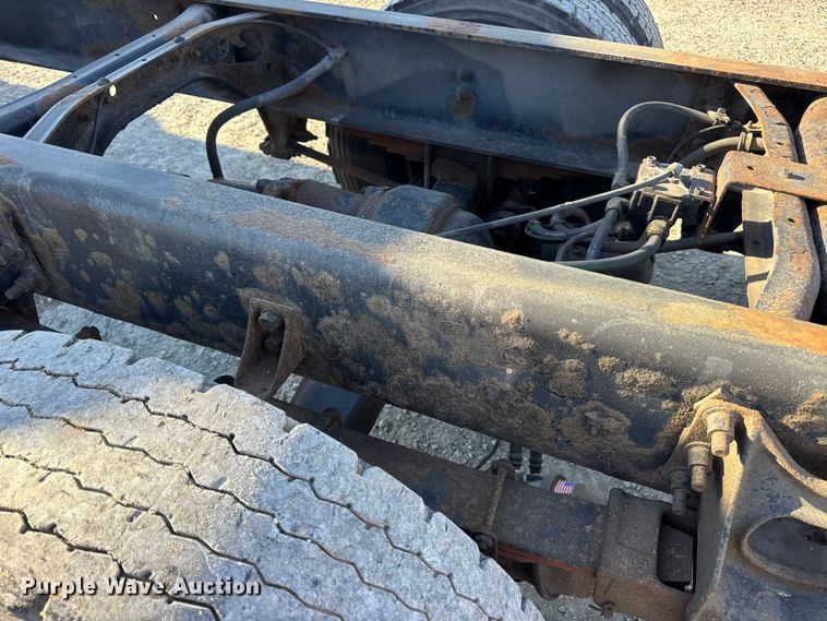 image for item DW6680 2010 International 4400 DuraStar truck cab and chassis