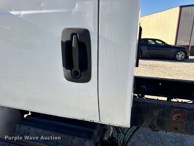 image for item DW6680 2010 International 4400 DuraStar truck cab and chassis