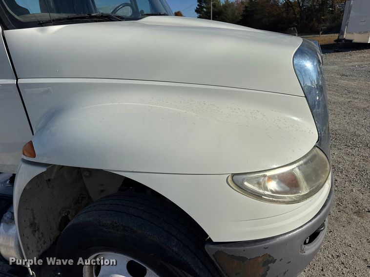 image for item DW6680 2010 International 4400 DuraStar truck cab and chassis