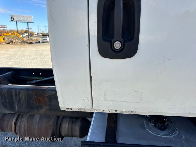 image for item DW6680 2010 International 4400 DuraStar truck cab and chassis