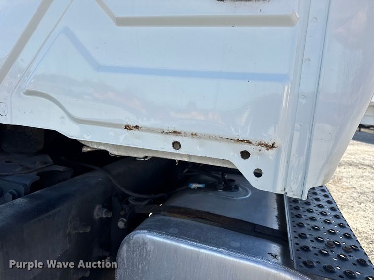 image for item DW6680 2010 International 4400 DuraStar truck cab and chassis