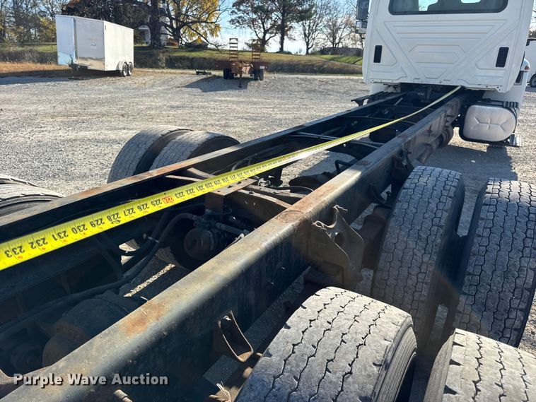 image for item DW6680 2010 International 4400 DuraStar truck cab and chassis