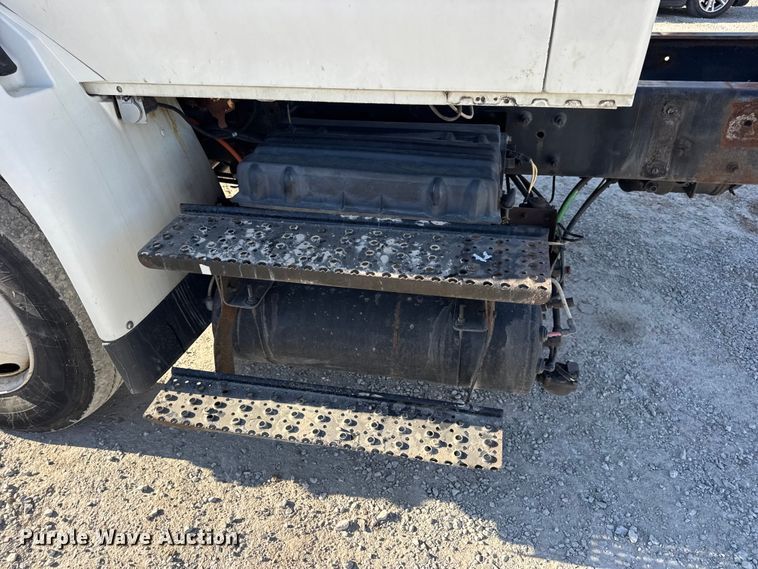 image for item DW6680 2010 International 4400 DuraStar truck cab and chassis