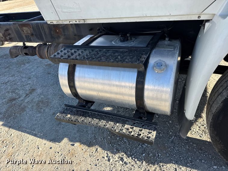 image for item DW6680 2010 International 4400 DuraStar truck cab and chassis