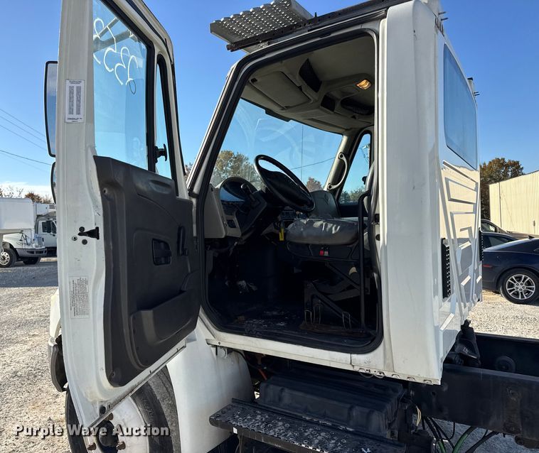 image for item DW6680 2010 International 4400 DuraStar truck cab and chassis