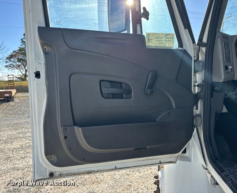 image for item DW6680 2010 International 4400 DuraStar truck cab and chassis