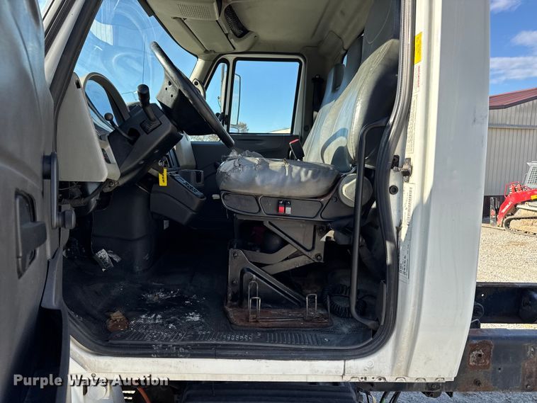 image for item DW6680 2010 International 4400 DuraStar truck cab and chassis